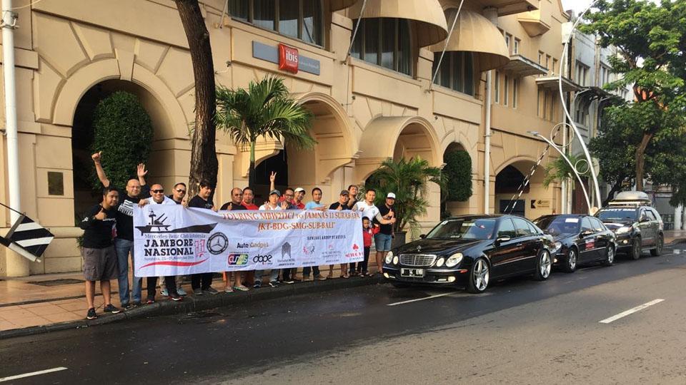 Komunitas Mercedes-Benz W211 saat berada di depan hotel usai mengikuti jambore nasional ke-11.